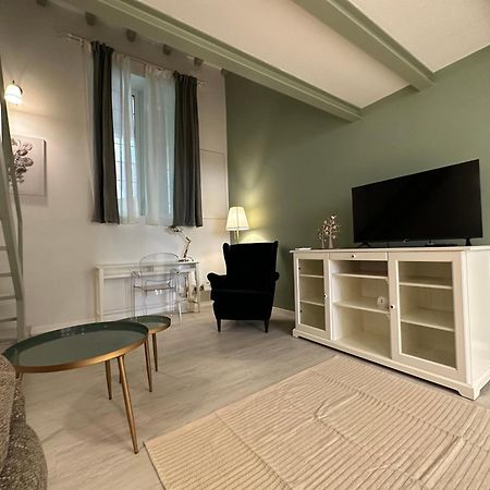 Flowers, A Cozy Suite In Milán Exterior foto