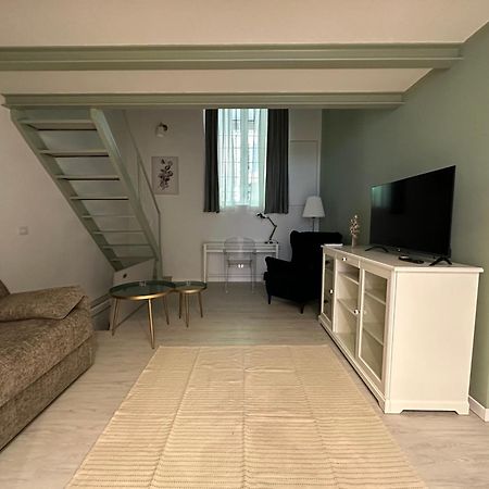 Flowers, A Cozy Suite In Milán Exterior foto