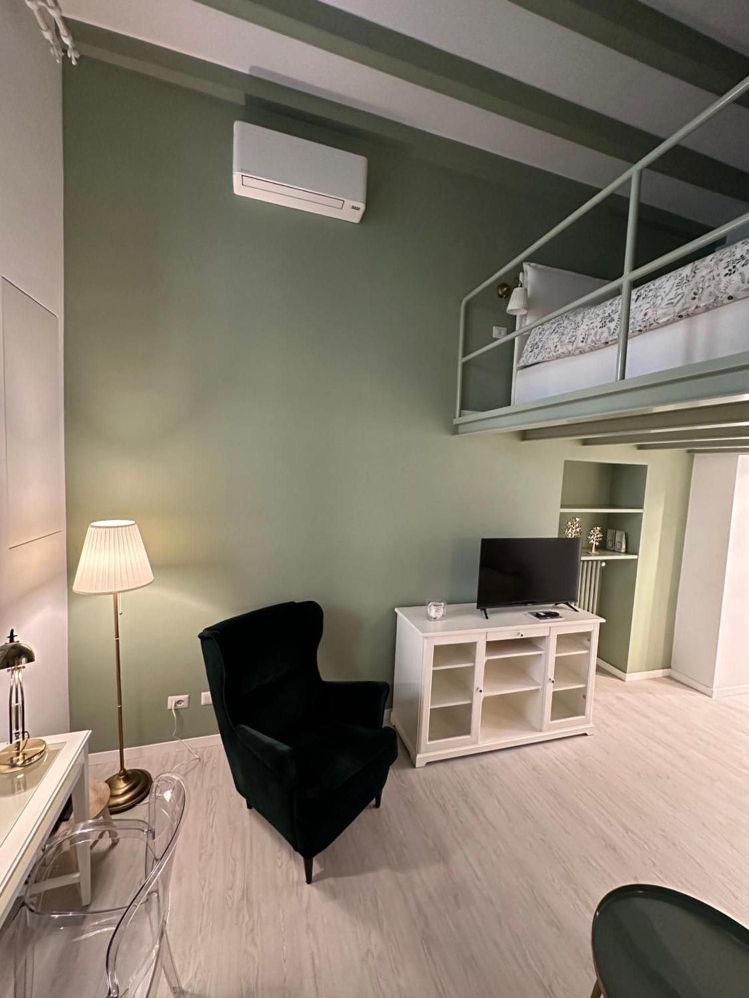 Flowers, A Cozy Suite In Milán Exterior foto