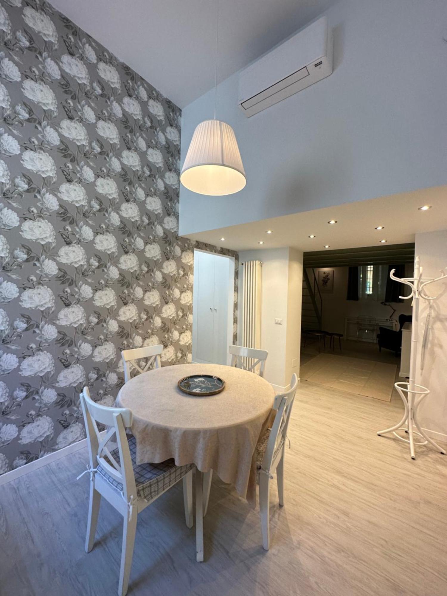 Flowers, A Cozy Suite In Milán Exterior foto